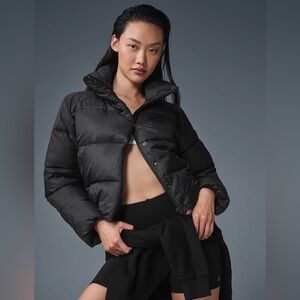 Alo yoga gold rush puffer. Size small. Color Black